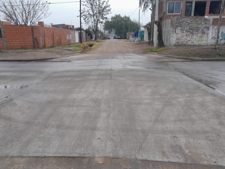 Pavimentan calles en Presidente Perón