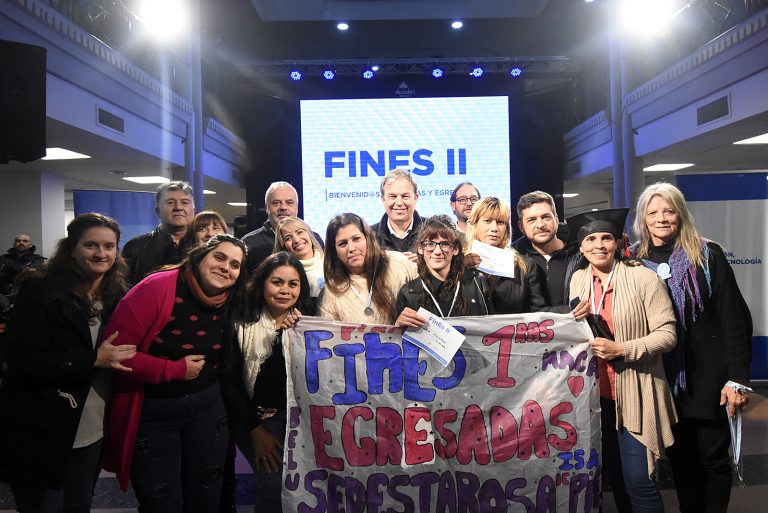 Cascallares y Fabiani entregaron diplomas a egresados del plan FinEs