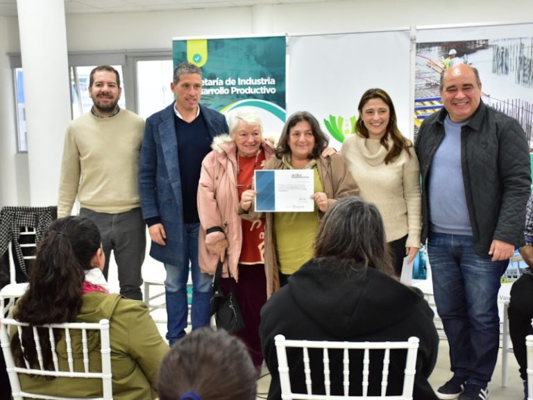 Entregan certificados a emprendedores varelenses