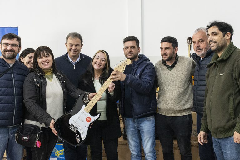 Entregan instrumentos a coros de Almirante Brown