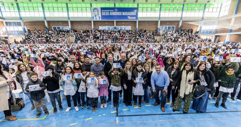 Entregaron más de 3.300 tablets a alumnos de Almirante Brown