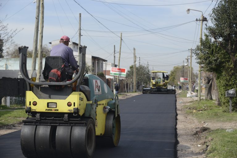 Pavimentan calles en Monte Grande Sur