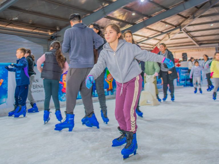 Miles de familias de San Fernando disfrutan la Pista de Patinaje sobre Hielo