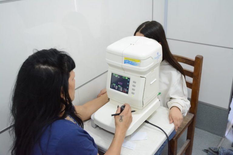Entrega de lentes a vecinos de Presidente Perón