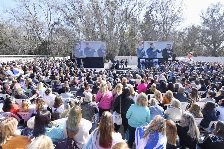 Kicillof se reunió con docentes en San Vicente
