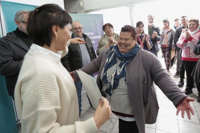 Adjudican lotes a vecinos de Santa Lucía