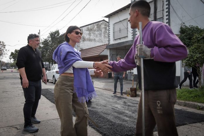 MAYRA SUPERVISÓ OBRAS DE BACHEO EN BERNAL OESTE 1