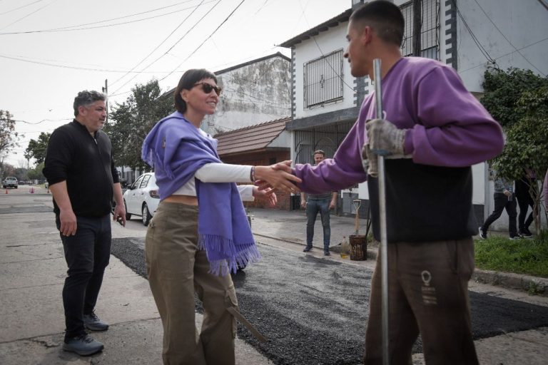 Mayra Mendoza supervisó obras de bacheo en Bernal Oeste
