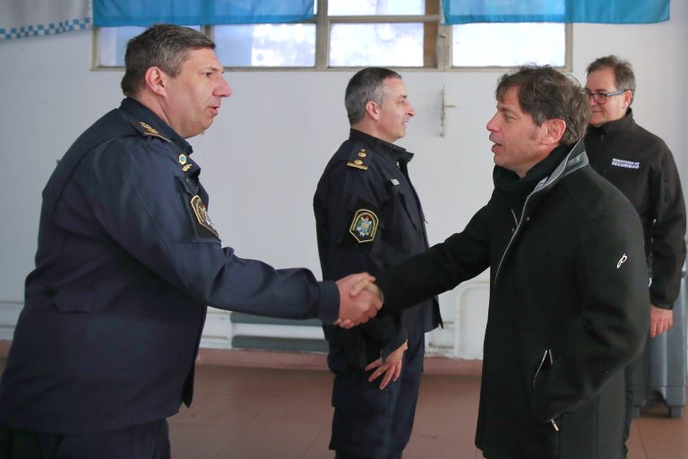 Kicillof y Ghi visitaron la base operativa de la Fuerza Barrial de Aproximación en Morón