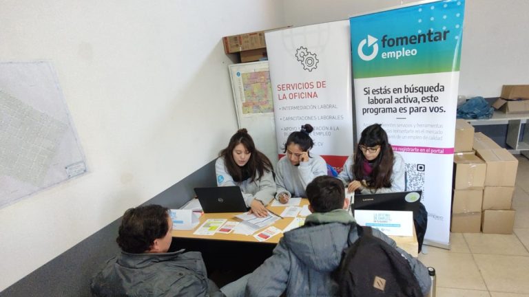Recorren barrios de San Miguel para asesoramiento laboral