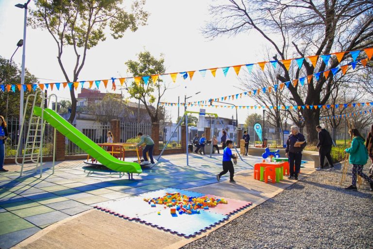 Renuevan plaza Antártida Argentina en Martín Coronado