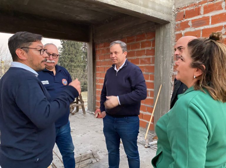 Equipan a bomberos voluntarios de Glew