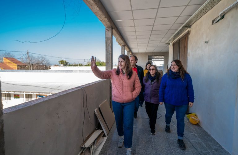 Mariel Fernández recorrió obras en establecimientos educativos