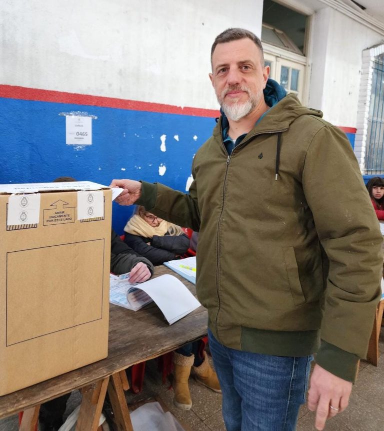 Kravetz emitió su sufragio en Remedios de Escalada y pidió “continuar con la ciudad de los cambios”