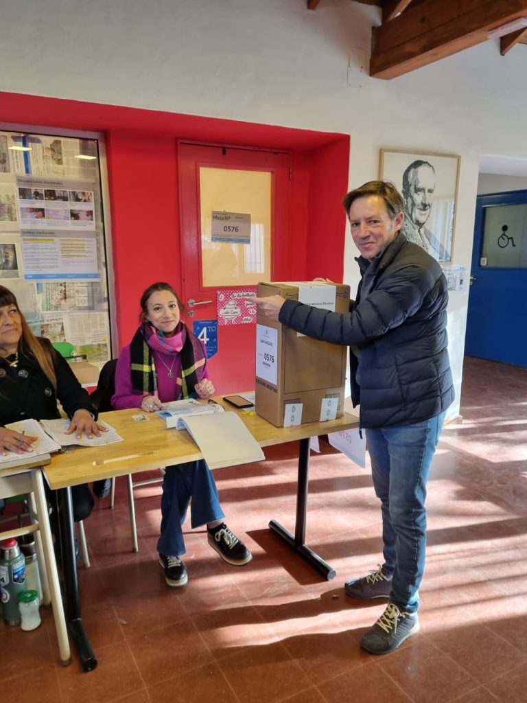 Jaime Méndez votó en el Colegio Tolkien y aclaró: “Mañana, otra vez a trabajar por nuestro querido distrito”