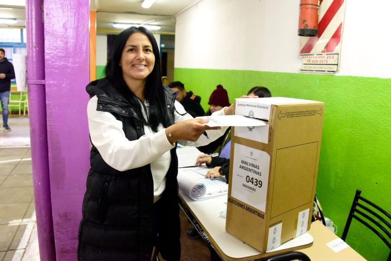 Correa votó por “el futuro de Malvinas, la provincia y el país”