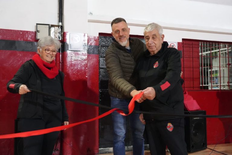 Kravetz encabezó la inauguración de la nueva cancha de parquet en el Club Quintana