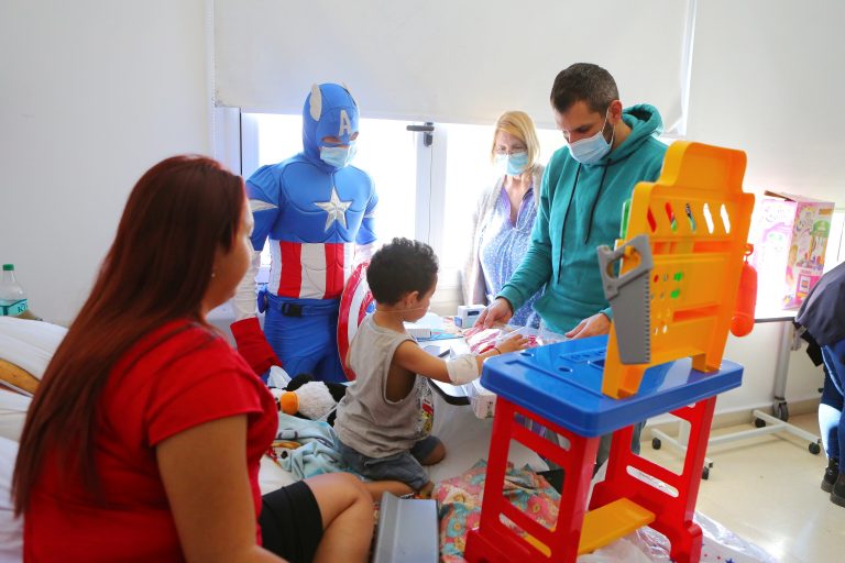 Entregaron juguetes a chicos en el Hospital Santamarina