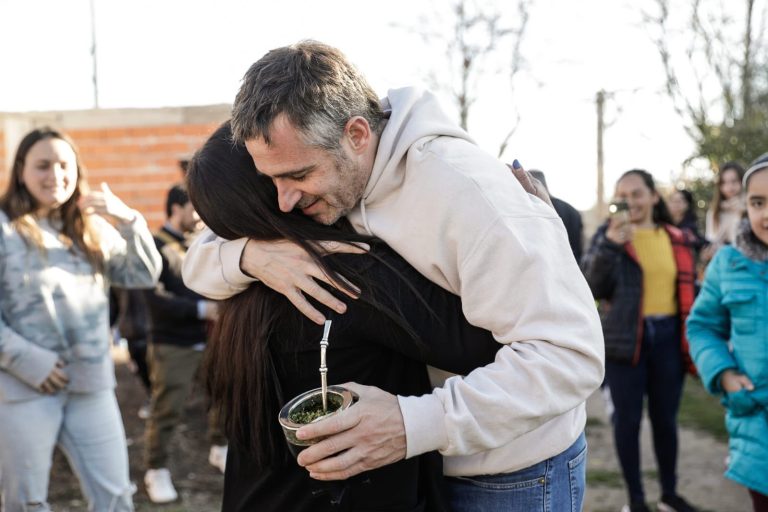 Achával celebró junto a los vecinos de Villa Rosa sus patronales
