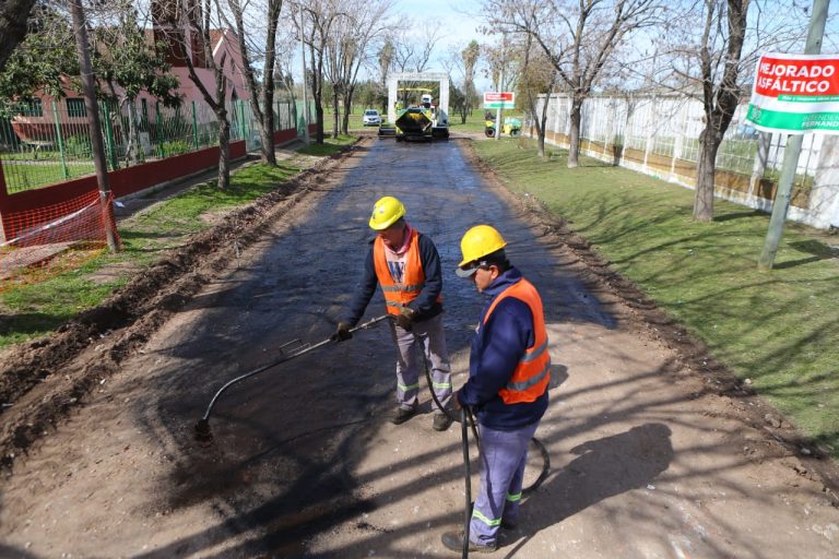 Pavimentan calles en Monte Grande Sur