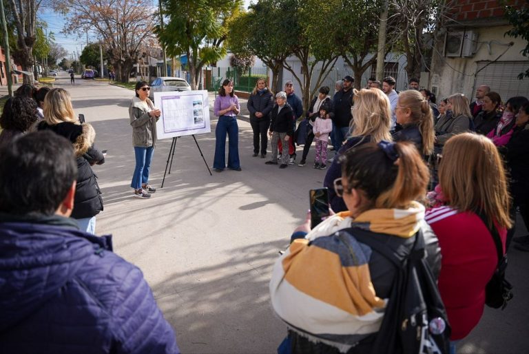 Pavimentan calles en San Francisco Solano