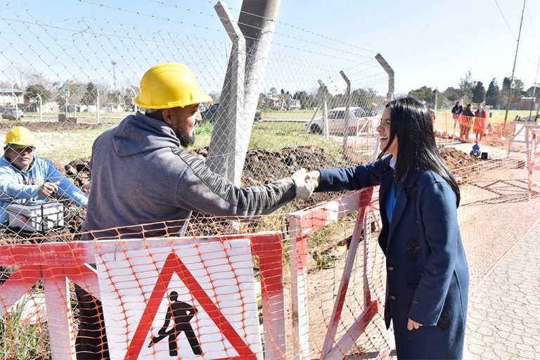 Correa visitó la obra de la red secundaria de agua en Tierras Altas