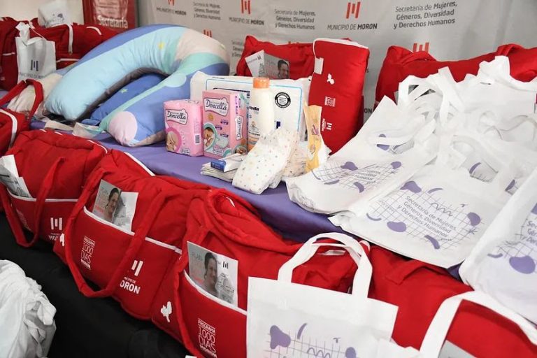 Entrega de bolsos maternales en Morón