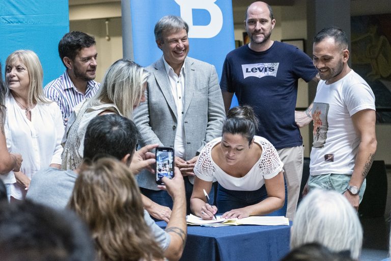 Entregaron escrituras a más de 200 familias de Brown