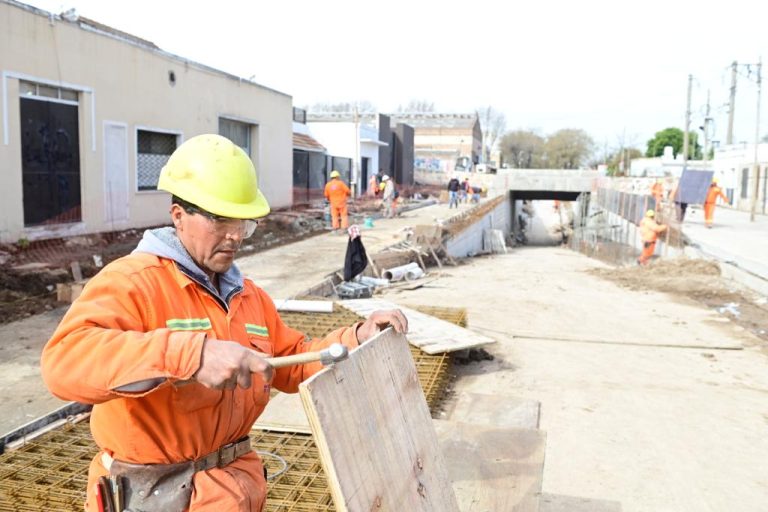 Tramo final de la construcción del paso bajo nivel en Monte Grande