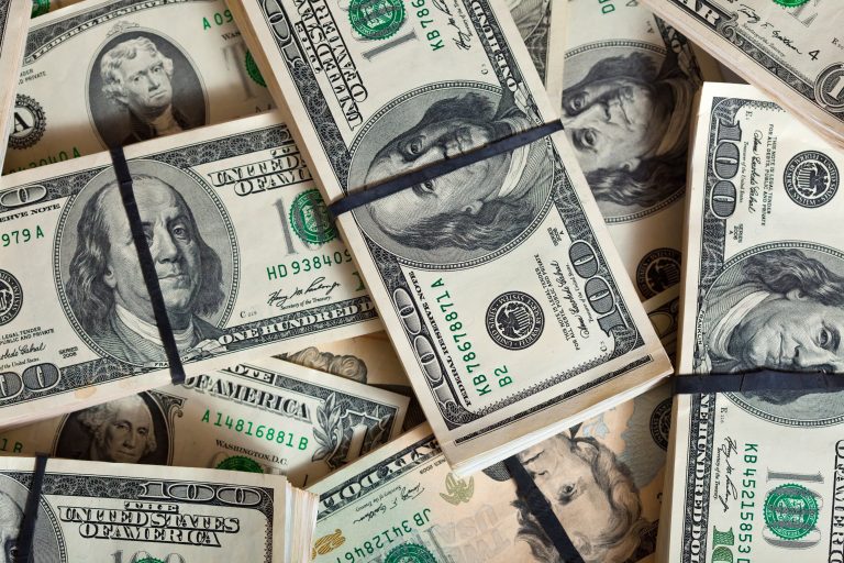 El Gobierno eleva el valor del dólar oficial a $365,5 y convalida devaluación del 21,8%