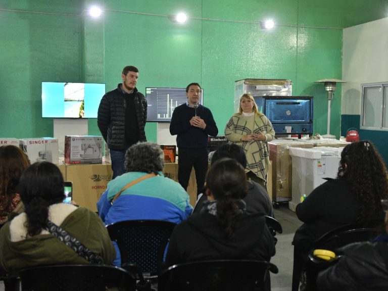 Entregan maquinaria para microemprendimientos en Varela