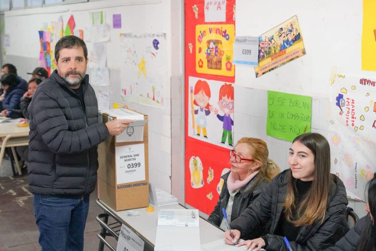 Moreira votó en San Martín y pidió participación de todos los vecinos