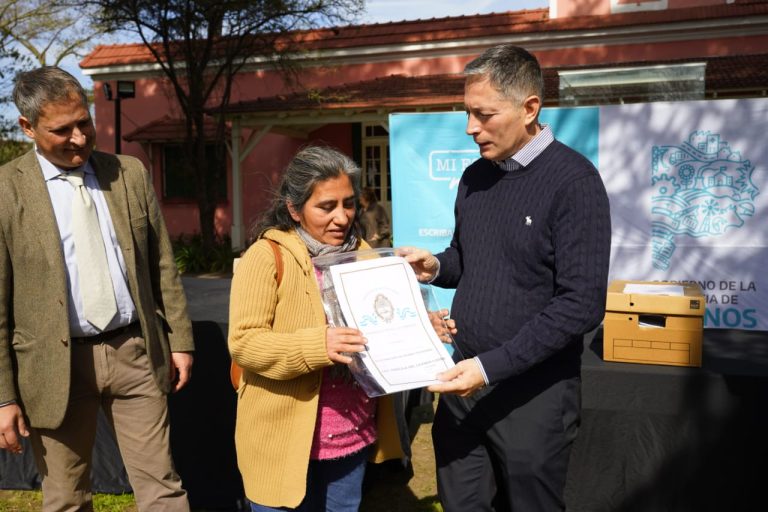 Entregan escrituras a vecinos de distintos barrios de Esteban Echeverría