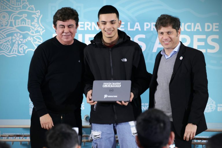 Kicillof y Espinoza entregaron 614 computadoras a estudiantes de La Matanza