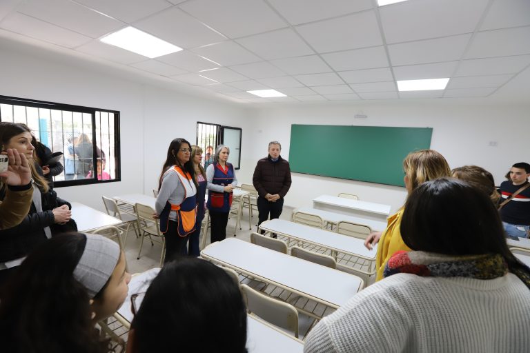 Remodelan escuela en Monte Grande