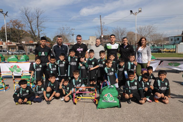 Entregan kits deportivos para escuelas de fútbol de Esteban Echeverría