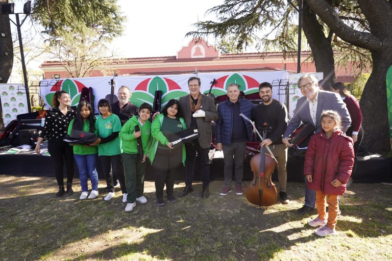 Entregan instrumentos musicales a orquestas de Esteban Echeverría