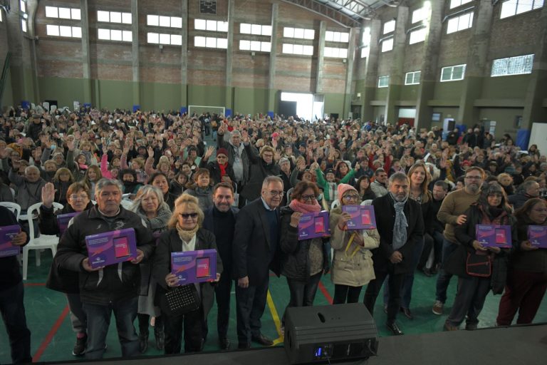 Entregaron más de 2.000 tablets a estudiantes y jubilados de Ituzaingo