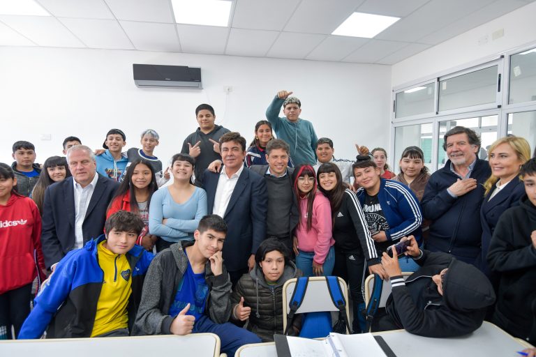 Kicillof y Espinoza recorrieron el nuevo edificio de la Escuela Secundaria N°68