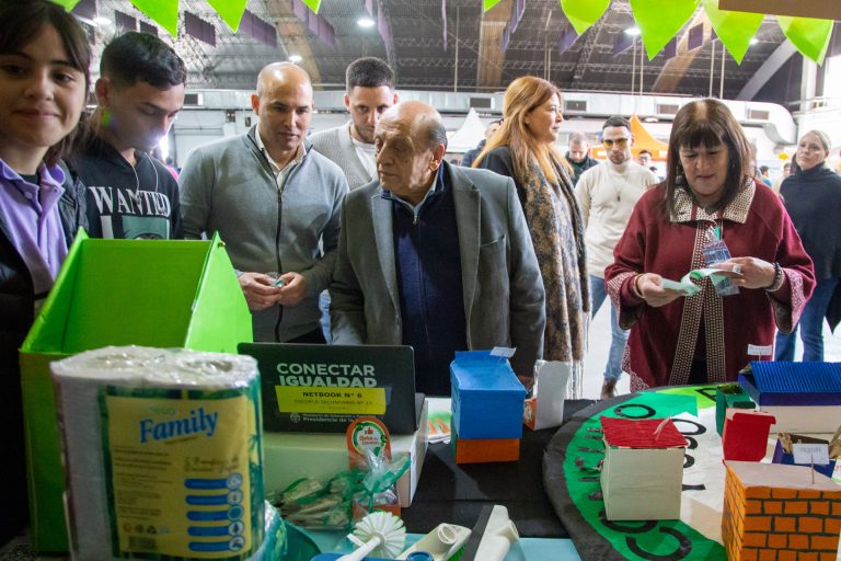 Exposición del Programa de Educación para el consumo local en Berazategui