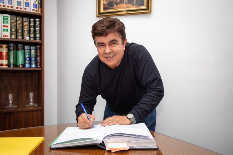 Espinoza anunció nuevo aumento salarial para municipales para “continuar ganándole a la inflación”