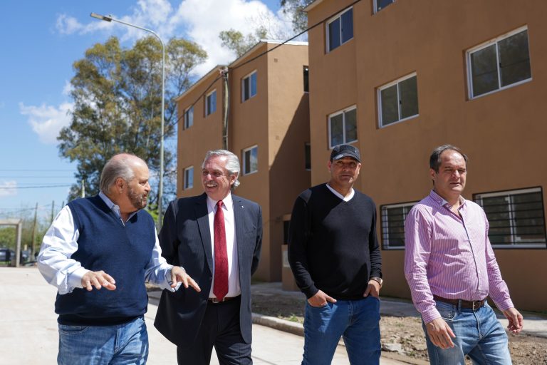 Alberto Fernández y Alejandro Granados recorrieron obras de vivienda en Ezeiza