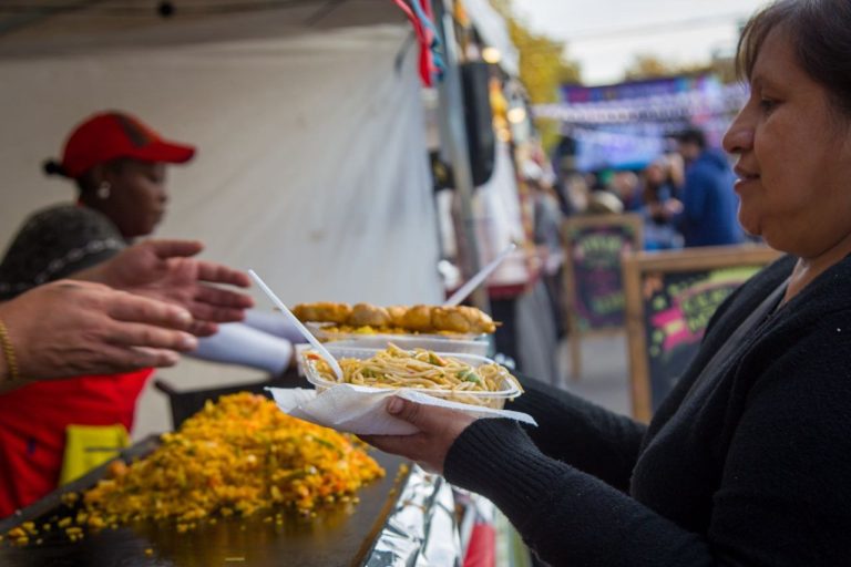 Feria de cultura latinoamericana en el Parque de la Ciudad