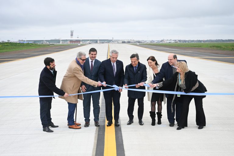 Alberto Fernández inauguró la nueva calle de rodaje en el aeropuerto de Ezeiza