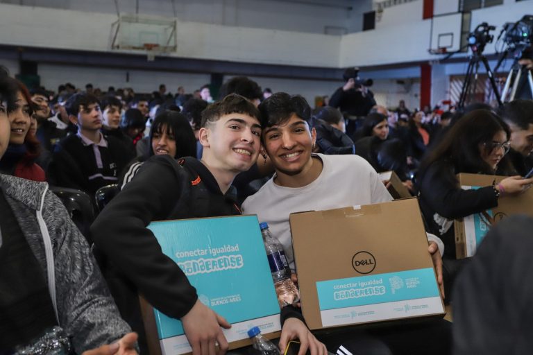 Entregaron mil notebooks a estudiantes de La Matanza