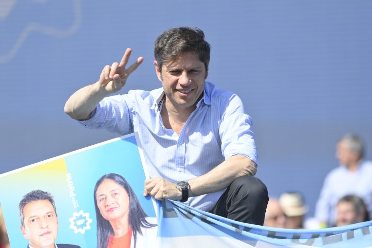 Kicillof creó el fondo para que los municipios otorguen suma fija a los trabajadores