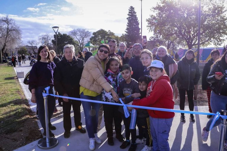 Mayra Mendoza inauguró la puesta en valor integral de la Plaza Lourdes en Quilmes Oeste