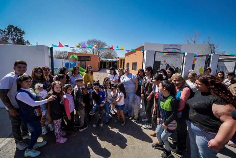 Mariel Fernández inauguró plazas y obras en escuelas de Cuartel V