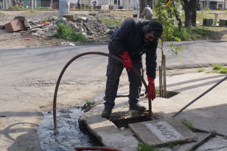 En Lanús trabajan para la desobstrucción de sumideros para prevenir inundaciones