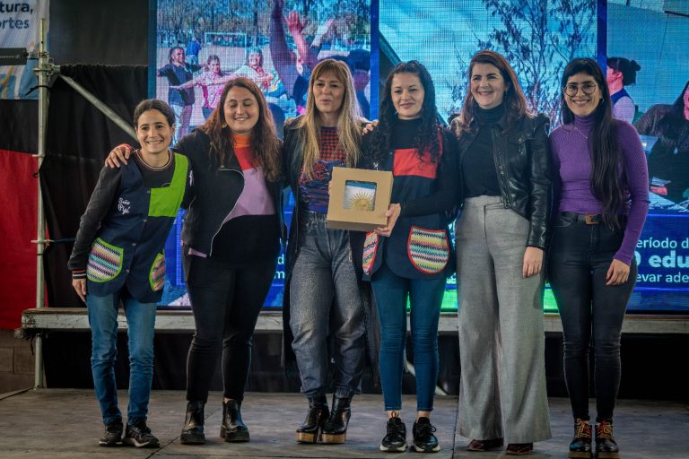 Mariel Fernández y Juliana Di Tullio entregaron equipamiento a jardines comunitarios de Moreno